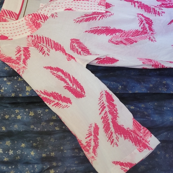🍂3/$10 White Stag Lightweight White Cotton Blouse w/ Fuschia Feather/Leaf Print - Picture 3 of 11